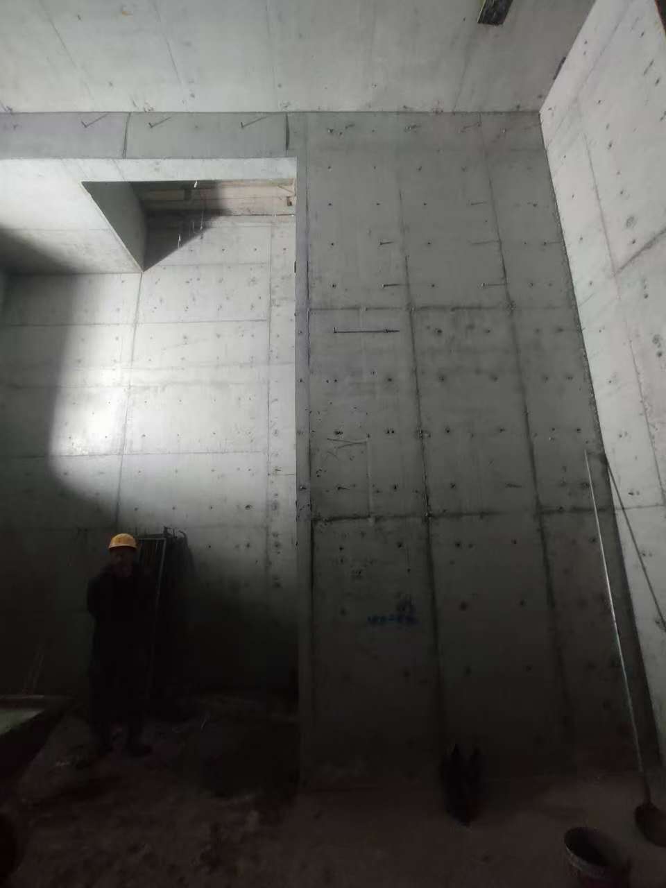 邻水墙上开槽钢筋断了有影响吗